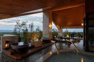 un complejo con bañera de hidromasaje y piscina en Hotel Mori no Kaze Nasu en Nasu