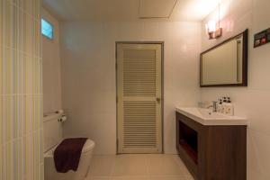 A bathroom at Ao Nang Mountain View Hotel