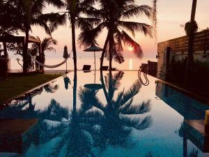 Bazén v ubytování Baan SanSuk Pranburi - Beach Front & Pool Villa nebo v jeho okolí