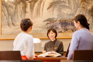 那須的住宿－Hotel Shiki no Yakata Nasu，和两名妇女一起坐在桌子上的女人
