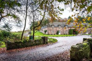 ストーンヘブンにあるDunnottar Woods Houseの石壁・私道のある古い石造りの家