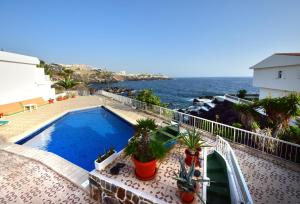 a swimming pool on a balcony overlooking the ocean at Punta N 5 - Vivienda vacacional in Santiago del Teide