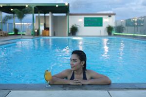 Kolam renang di atau di dekat Hotel Grand Q Gorontalo