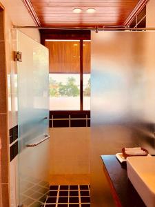 ein Bad mit einer Dusche und einem Waschbecken in der Unterkunft Merry Riverside Hotel in Luang Prabang