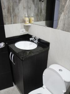 Łazienka z białą toaletą i umywalką w obiekcie Santa Isabel Centro 401 w mieście Santa Rosa de Cabal