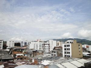 widok na miasto z budynkami w obiekcie Santa Isabel Centro 401 w mieście Santa Rosa de Cabal