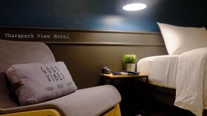 Postel nebo postele na pokoji v ubytování Tharapark View Hotel - SHA Plus