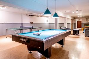 Biliár nebo kulečník v ubytování Västerbacken Hotell & Konferens