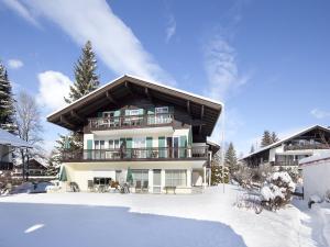 un edificio en la nieve con suelo cubierto de nieve en Oberstdorfer Ferienwelt, en Oberstdorf