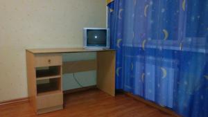ズラトウーストにあるквартал Молодежный, д.7のデスク(テレビ付)が備わる客室です。