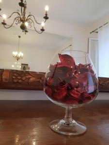 a wine glass filled with red roses on a table at Casa Vacanza Venturi in Rome
