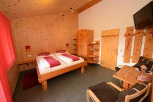 Schlafzimmer mit einem Bett, einem Tisch und Stühlen in der Unterkunft Braugasthof Glocknerblick in Kals am Großglockner