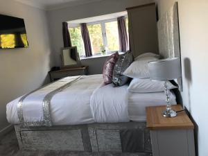 Postel nebo postele na pokoji v ubytování Old Hunters Lodge Whipsnade Limited