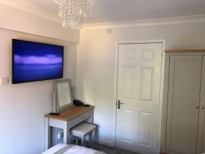 TV a/nebo společenská místnost v ubytování Old Hunters Lodge Whipsnade Limited