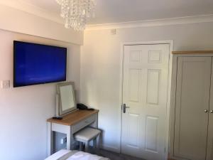 TV a/nebo společenská místnost v ubytování Old Hunters Lodge Whipsnade Limited