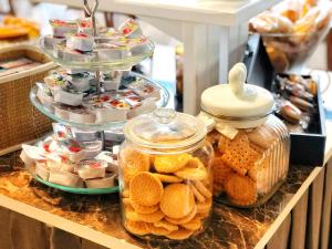 bufet z ciasteczkami i innym jedzeniem na ladzie w obiekcie Hotel Amoha w Rimini