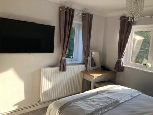 TV a/nebo společenská místnost v ubytování Old Hunters Lodge Whipsnade Limited
