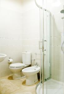 A bathroom at Rosa Holiday Home