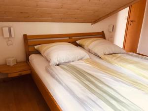 ラドルフツェル・アム・ボーデンゼーにあるApartment Johannaのベッド2台が隣同士に設置された部屋です。