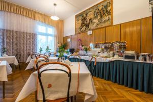 um restaurante com mesas e cadeiras em uma sala em Savoy Wrocław em Breslávia