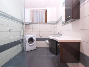 A bathroom at Apartment Vinkuran 1181