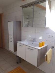 A bathroom at Ferienwohnung Gmeiner Még 25 kép