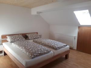 un letto in una camera con due cuscini sopra di Ferienwohnung Gmeiner a Hittisau