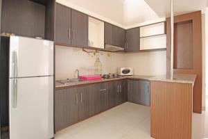 Η κουζίνα ή μικρή κουζίνα στο RedDoorz near Hartono Mall 3