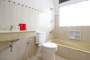 Ένα μπάνιο στο RedDoorz near Hartono Mall 3 +20 φωτογραφίες