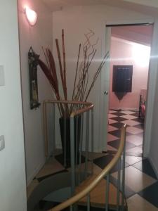- un couloir avec un vase avec des bâtons dans l'établissement A casa di luca, à Mediglia