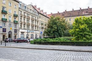uma rua de calçada numa cidade com edifícios em Savoy Wrocław em Breslávia
