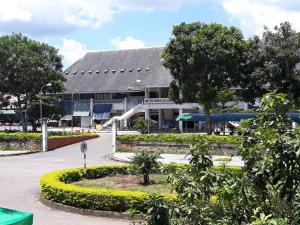 un bâtiment avec une route devant lui dans l'établissement Sepon Hotel, à Lao Bao