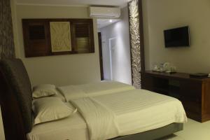 A bed or beds in a room at Onih Hotel