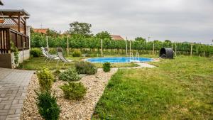 Bazén v ubytování Penzion s restaurací na Furhaple nebo v jeho okolí