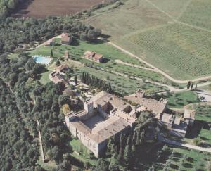 una vista aérea de un antiguo castillo con árboles en Castello di Modanella, en Rapolano Terme
