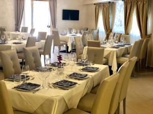 TV a/nebo společenská místnost v ubytování Hotel Riviera Palace