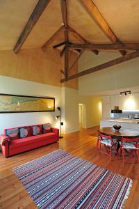 - un salon avec un canapé rouge et une table dans l'établissement FLH Oporto Captain House, à Porto