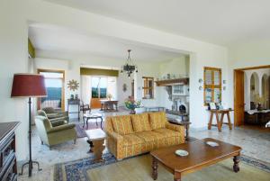 "Alle Montanine" Villa Poggio في إمبرونيتا: غرفة معيشة مع أريكة وطاولة