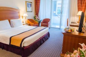 Un pat sau paturi într-o cameră la Avenue Hotel Dubai