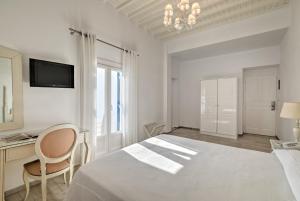 Uma TV ou centro de entretenimento em Hotel Alkyon