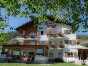 Blick auf die Vorderseite des Hotels in der Unterkunft Hotel Garni Panorama in Scuol