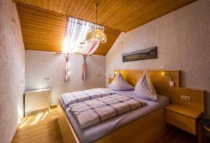 Postel nebo postele na pokoji v ubytování Ferienhaus "Anne" und Weingut Willi Fett