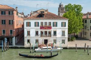 una cabinovia in acqua di fronte a un edificio di Canal Grande a Venezia