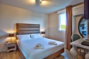 Postel nebo postele na pokoji v ubytování Adonis Hotel Bayonne + 30 fotografií