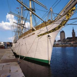 un gran barco blanco sentado en el agua en Les pièces du puzzle, en Dunkerque