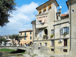 stary budynek obok rzeki z mostem w obiekcie La Casa sul Fiume Aquila w mieście Finale Ligure