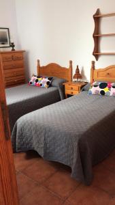 a bedroom with two beds and a dresser at Apartamento Inma in Famara