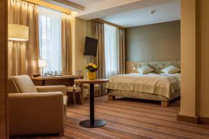 una camera d'albergo con letto e scrivania di Hotel Drei Raben a Graz