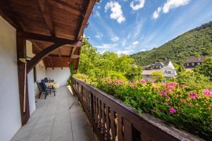 einen Balkon mit Blick auf die Blumen und die Berge in der Unterkunft Ferienhaus "Anne" und Weingut Willi Fett in Ellenz-Poltersdorf