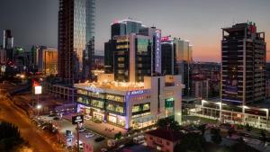 um horizonte da cidade à noite com edifícios altos em Atakosk Group Hotels em Ancara